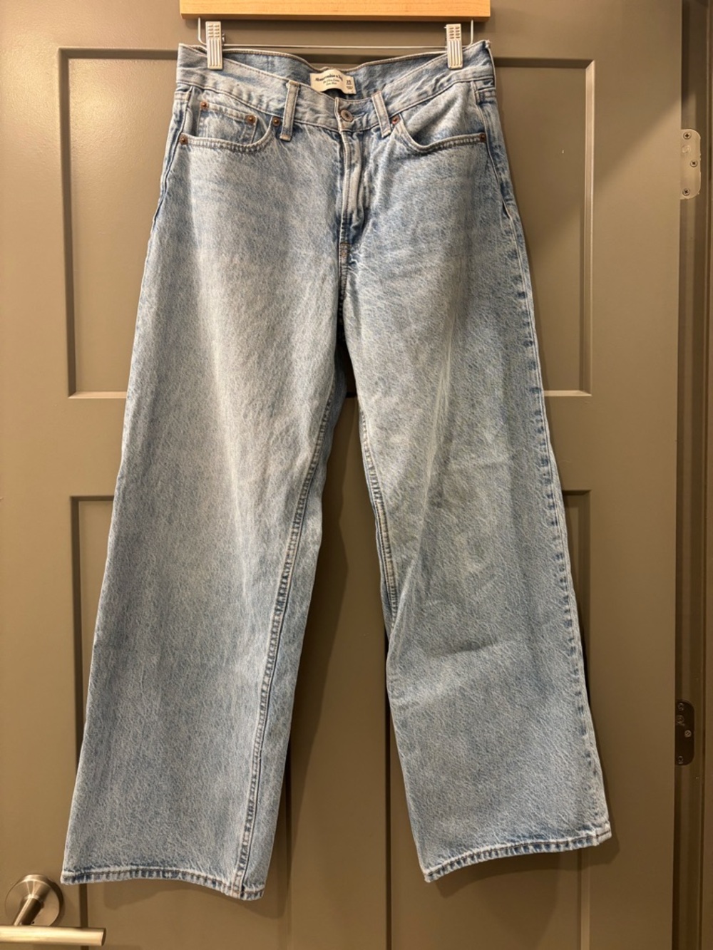 A&F ultra loose low rise jeans-light wash